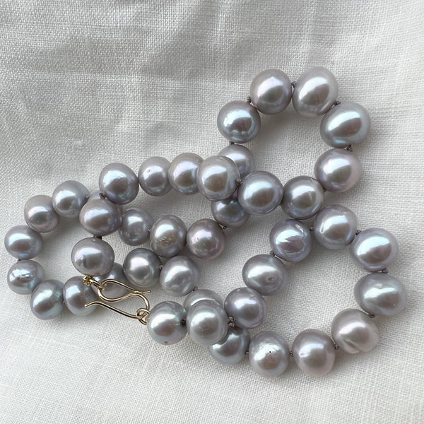 Lysegrå perle collier med 14 karat lås