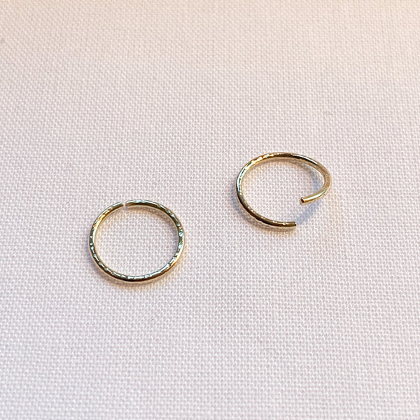 Twist hoop organic small 14 karat guld